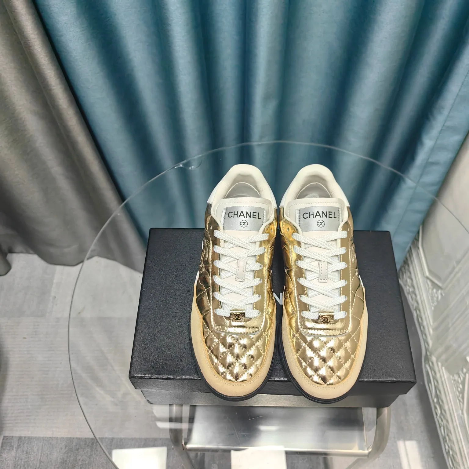 👟👟Ex-factory price 520👟👟 Chanel Chanel - 2024 counter top casual sports shoes This classic design; the upper is electro-embroidered with a variety of techniques; the outsole is fashionable and sporty; it is unusual to incorporate a variety of color matching elements... The diversified mix and match is very beautiful and versatile, casual, fashionable, sports and outdoor can be taken into account... ꫛꫀꪝ Go➫ Material: ❶Upper made of: Original imported mixed-breed sheep ❷Inside made of: original imported breathable sheepskin ❸Outsole based on: original TPU outsole Full set of boutique packaging for women 35–41